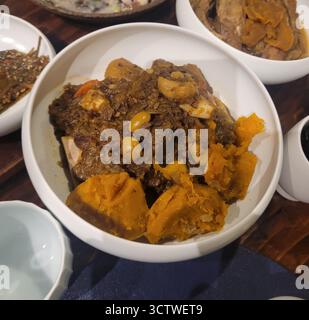Ein Foto der traditionellen koreanischen Küche in Gyeongju, Südkorea, mit Galbijjim serviert mit gedünstetem Kürbis und Ginkgo-Nüssen. Die koreanische Küche ist bekannt für ihre vielfältigen Gerichte, die oft fermentierte Zutaten und eine ausgewogene Geschmacksrichtung enthalten. Zu den traditionellen Mahlzeiten gehören in der Regel ein Hauptgericht, Reis, Suppe und zahlreiche Beilagen (??, Banchan). 2025. Stockfoto