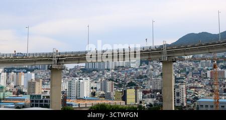 Ein Foto von der Abfahrt zur Busan Harbor Bridge (Busanhangdaegyo, ??????) In Busan, Südkorea. Dieses Betonbauwerk verbindet die Bezirke Yeongdo und Nam. Die Busan Harbor Bridge ist eine wichtige Kabelbrücke, die den Verkehrsfluss in der Hafenstadt erheblich verbessert und als wichtiger Teil der 2014 fertiggestellten Infrastruktur dient. 2025. Stockfoto