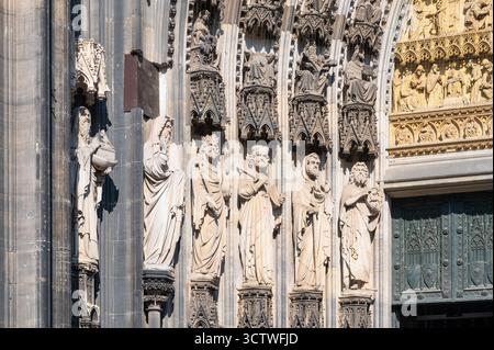 Architektonische Details am Eingang des Kölner Doms, Deutschland Stockfoto
