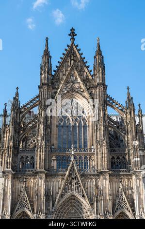 Kölner Dom Gotische Fassade Gegen Blauen Himmel. Stockfoto