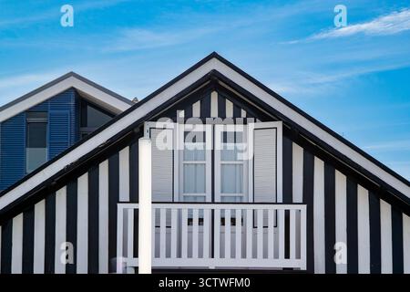 Vorderansicht des traditionellen rot-weiß gestreiften Hauses in Costa Nova Aveiro Portugal, Symbol für lokale Identität und farbenfrohe Architektur Stockfoto