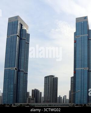 Ein Foto von Hochhäusern in Marine City, Busan, Südkorea. Diese luxuriöse Wohngegend ist bekannt für ihre Hochhäuser, die auf zurückgewonnenem Land gebaut wurden, mit Blick auf den Haeundae Strand und den Suyeong River, die Busans Modernisierung symbolisieren. 2025. Stockfoto