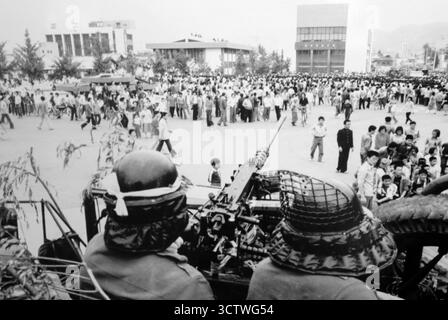 Ein Schwarzweiß-Foto, das Demonstrationen zeigt, die im Mai 1980 in Gwangju, Südkorea, gegen den Putsch von Chun Doo-hwan stattfanden. Der Aufstand wurde vom südkoreanischen Militär gewaltsam unterdrückt, beginnend, als Studenten der Chonnam National University, die gegen das Kriegsrecht demonstrierten, beschossen, getötet, geschlagen und gefoltert wurden. Schätzungen werden auf 600 bis 2.300 Opfer geschätzt. Mai 1980. Stockfoto