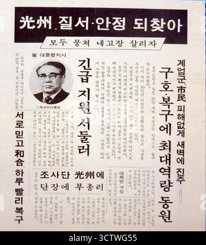 Ein Foto einer koreanischen Zeitung, eine schwarz-weiße Titelseite, die über Präsident Choi Kyu-hah (????) berichtet. Im Mai 1980 fanden in Gwangju (??), Südkorea, Demonstrationen statt. Die Zeitung zeigt prominente Schlagzeilen über Gwangju und ein Porträt von Präsident Choi Kyu-hah. Diese Ereignisse waren Teil des Gwangju-Aufstands, einer demokratischen Bewegung gegen den Putsch von Chun Doo-hwan (????), der begann, als die Chonnam National University (??????) Studenten, die gegen das Kriegsrecht demonstrierten, wurden vom südkoreanischen Militär beschossen, getötet, geschlagen und gefoltert. Der Aufstand war VI Stockfoto