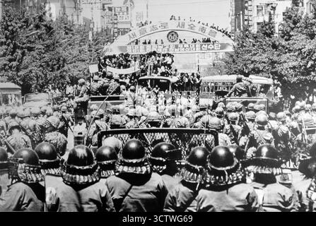 Ein Schwarzweißfoto der Demonstrationen, die im Mai 1980 in Gwangju, Südkorea, gegen den Putsch von Chun Doo-hwan stattfanden. Im Hintergrund ist ein Banner mit koreanischer Schrift ('? ??...?? ???“ - "Mit einem neuen Testament, einem neuen Jeonnam"). Der Gwangju-Aufstand war ein entscheidender Moment in der südkoreanischen Geschichte, als Bürger gegen die autoritäre Herrschaft und die Erklärung des Kriegsrechts durch General Chun Doo-hwan protestierten, der im Dezember 1979 in einem Staatsstreich an die Macht getreten war. Der Aufstand wurde vom südkoreanischen Militär gewaltsam unterdrückt, beginnend mit dem Studenten der Chonnam National University Stockfoto