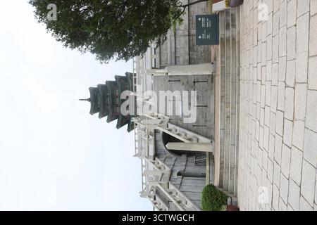 Ein Foto des mehrstufigen Pagode-Daches des National Folk Museum of Korea, einem Nationalmuseum auf dem Gelände des historischen Gyeongbokgung Palace in Seoul, Südkorea. 1946 gegründet, zog es an seinen heutigen Standort auf dem historischen Gelände des Gyeongbokgung Palace (????) 1975 in Seoul. Das Museum widmet sich der Bewahrung und Präsentation der traditionellen Lebensweise des koreanischen Volkes. Die Architektur des Hauptgebäudes erinnert an die mehrstufige Pagode des Palsangjeon (???, Halle mit acht Szenen) im Beopjusa-Tempel. Die Dachtraufe sind kompliziert Stockfoto