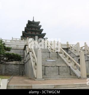 Ein Foto des mehrstufigen Pagode-Daches des National Folk Museum of Korea, einem Nationalmuseum auf dem Gelände des historischen Gyeongbokgung Palace in Seoul, Südkorea. 1946 gegründet, zog es an seinen heutigen Standort auf dem historischen Gelände des Gyeongbokgung Palace (????) 1975 in Seoul. Das Museum widmet sich der Bewahrung und Präsentation der traditionellen Lebensweise des koreanischen Volkes. Die Architektur des Hauptgebäudes erinnert an die mehrstufige Pagode des Palsangjeon (???, Halle mit acht Szenen) im Beopjusa-Tempel. Die Dachtraufe sind kompliziert Stockfoto