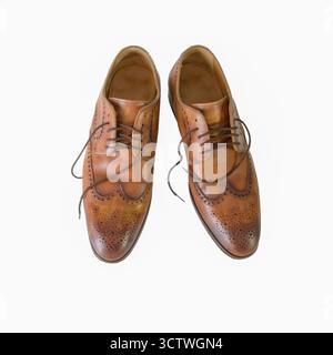 Paar klassische braune Lederschuhe auf weißem Hintergrund isoliert Stockfoto