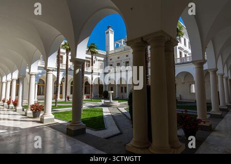 Italienischer Innenhof des Livadischen Palastes, ehemalige Sommerresidenz der letzten russischen Kaiser, insbesondere des letzten Zaren Russlands Nikolaus II Stockfoto