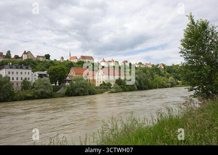 Die große Burganlage liegt auf einem Hügel oberhalb der Stadt Burghausen in Deutschland. Stockfoto
