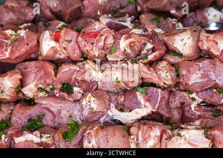 Zubereitete rohe Schweinefilet-Stücke auf Spießen, fertig zum Braten Stockfoto