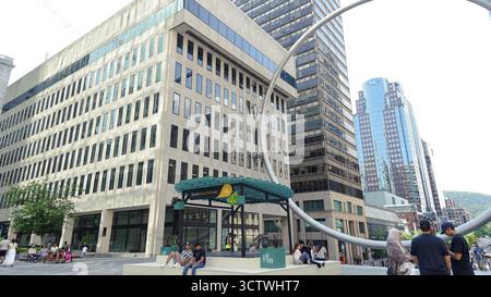 Montreal QC, Kanada - 20. Juli 2025: Die Ringskulptur am Place Ville Marie in Montreal, umrahmt von zeitgenössischen Gebäuden und lebhaften urbanen Aktivitäten Stockfoto