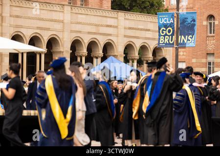 Los Angeles, Kalifornien, USA - 12. Juni 2025: UCLA-Lehrkörper und Studenten treffen sich nach der Zeremonie vor der Royce Hall. Stockfoto