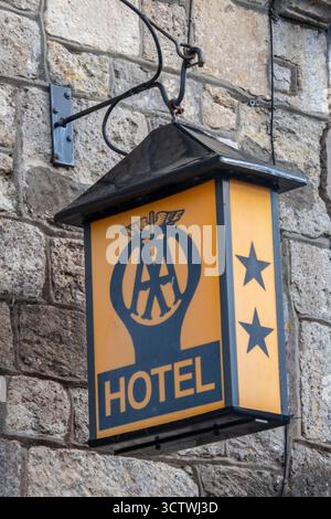 AA-Automobilverband hängt original 2-Sterne-Hotelschild am Bugle Hotel in Yarmouth auf der Isle of Wight, Großbritannien Stockfoto