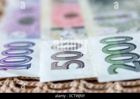 Tschechisches Geld. Banknoten von 500, 1000 und 2000 Tschechischen korun. Nahaufnahme. Finanzkonzept. Geschäftlicher Hintergrund Stockfoto