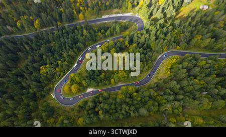 Kurvenreiche Bergstraße voller Superautos in den italienischen Dolomiten. Forststraße. Fahren und Transport. Stockfoto