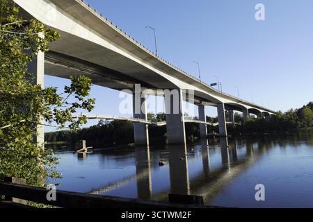 Blick auf die Lee Bridge am späten Nachmittag über den James River und die Belle Isle in Richmond Virginia. Stockfoto