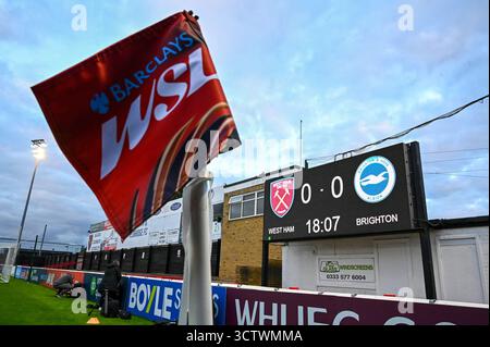 London, Großbritannien. Oktober 2025. Chigwell, Eangland, 8. Oktober 2025: Ein allgemeiner Vievw im Stadion vor dem Spiel zwischen West Ham United Women und Brighton & Hove Albion Women im Subway Women's League Cup (Gruppe C, Spieltag 2) im Chigwell Construction Stadium, London, England am 8. Oktober 2025. (Yaroslav Dunka/SPP) Credit: SPP Sport Press Photo. /Alamy Live News Stockfoto