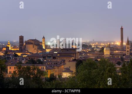 Blick aus der Vogelperspektive auf die Kathedrale von Bologna und Türme, die über den Dächern der Altstadt in der mittelalterlichen Stadt Bologna bei Nacht thronen Stockfoto