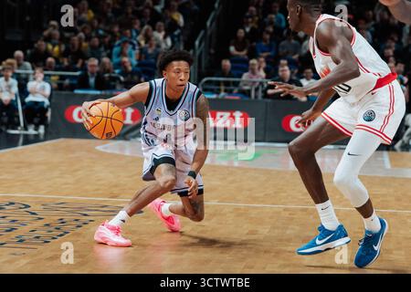 Berlin, Deutschland. Oktober 2025. Berlin, 7. Oktober 2025 Boogie Ellis (#8 - ALBA Berlin) während des Basketball Champions League-Spiels zwischen Alba Berlin und Elan Chalon in der Uber Arena in Berlin. (Gabor Baumgarten/SPP) Credit: SPP Sport Press Photo. /Alamy Live News Stockfoto