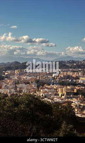 Panoramablick auf die Stadt Malaga in Andalusien in Südspanien. Stockfoto