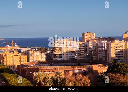 Wunderschöne Landschaft der Stadt Malaga von der Panoramaterrasse der Burg Gibralfaro in Andalusien, Spanien. Stockfoto