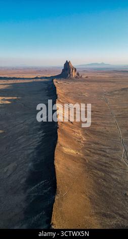 Hochauflösende Bilder von Ship Rock und Black Deich Ridge, New Mexico, USA. Ein heiliges Wahrzeichen und geologisches Wunder des amerikanischen Südwestens ©Pa Stockfoto