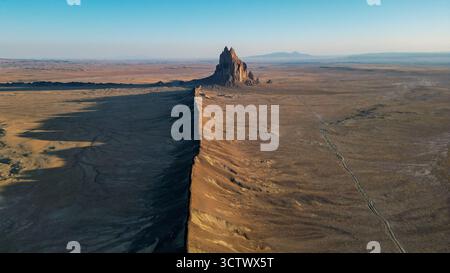 Hochauflösende Bilder von Ship Rock und Black Deich Ridge, New Mexico, USA. Ein heiliges Wahrzeichen und geologisches Wunder des amerikanischen Südwestens ©Pa Stockfoto