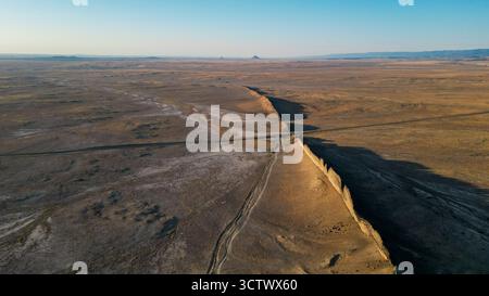 Hochauflösende Bilder von Ship Rock und Black Deich Ridge, New Mexico, USA. Ein heiliges Wahrzeichen und geologisches Wunder des amerikanischen Südwestens ©Pa Stockfoto