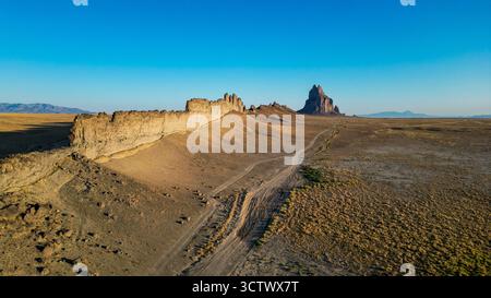 Hochauflösende Bilder von Ship Rock und Black Deich Ridge, New Mexico, USA. Ein heiliges Wahrzeichen und geologisches Wunder des amerikanischen Südwestens ©Pa Stockfoto
