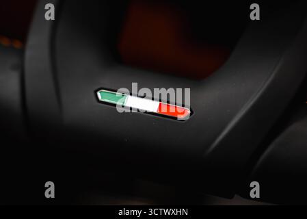 Nahaufnahme des Lamborghini Urus Lenkrads mit italienischer Flagge Stockfoto
