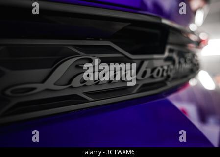 Nahaufnahme des Lamborghini Urus Kühlergrills mit Logo im Showroom Stockfoto