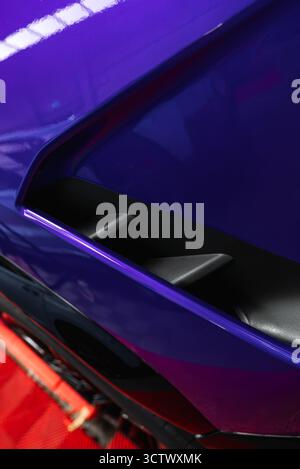 Nahaufnahme der Lamborghini Urus Luftentlüftung mit violettem Hochglanz-Finish Stockfoto