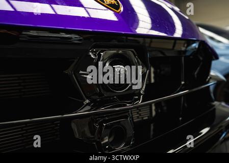 Nahaufnahme des Lamborghini Urus Kühlergrills mit violetter Außenseite Stockfoto