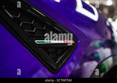 Nahaufnahme von Lamborghini Urus Seitenlüfter mit italienischem Flaggenlogo Stockfoto