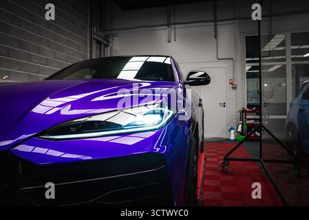 Nahaufnahme von Lila Lamborghini Urus in Automotive Workspace Stockfoto