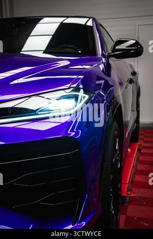 Nahaufnahme von Lamborghini Urus Front mit violetter Außenseite im Showroom Stockfoto