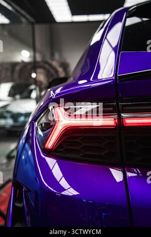 Nahaufnahme von Lamborghini Urus hinten mit abgewinkeltem Hecklicht Stockfoto