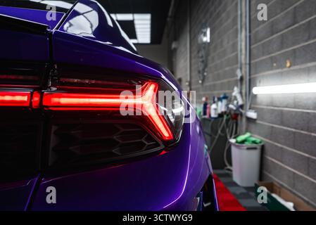 Nahaufnahme Lamborghini Urus hinten mit beleuchtetem Rücklicht Stockfoto