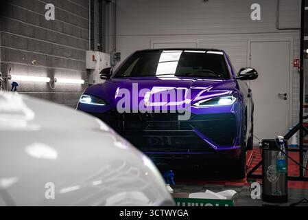 Nahaufnahme des Purple Lamborghini Urus in der Garage Stockfoto