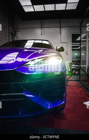 Nahaufnahme des Lamborghini Urus Front End im Showroom Stockfoto