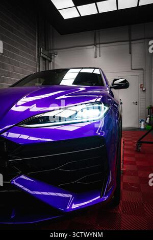 Nahaufnahme von Lamborghini Urus Front in Purple Finish in Innenräumen Stockfoto