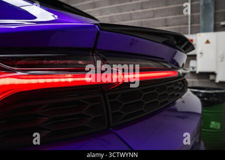 Nahaufnahme Lamborghini Urus hinten mit Lila und rotem Rücklicht Stockfoto