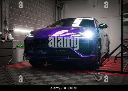 Nahaufnahme des Purple Lamborghini Urus in der Garage Stockfoto