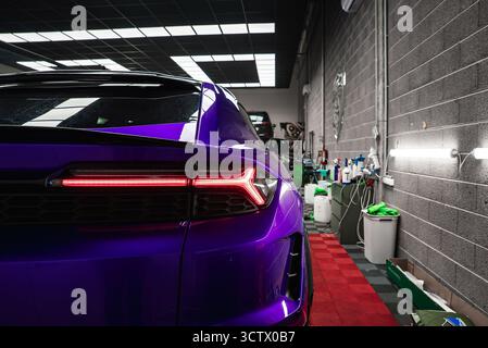 Nahaufnahme von Lila Lamborghini Urus hinten in der Garage Stockfoto