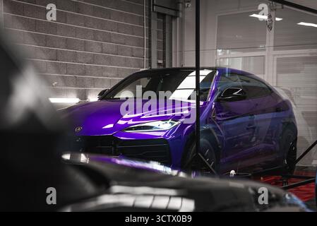 Nahaufnahme des Purple Lamborghini Urus in moderner Inneneinrichtung Stockfoto