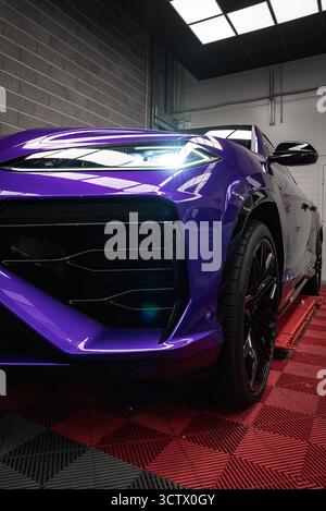 Nahaufnahme des Purple Lamborghini Urus in Indoor Showroom Setting Stockfoto
