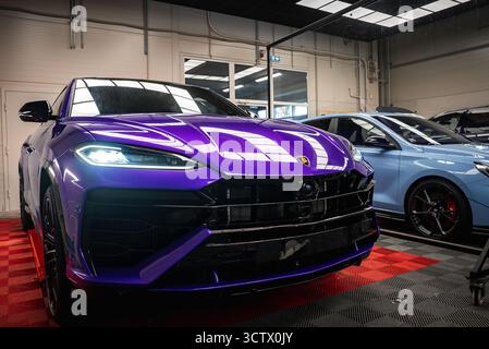 Nahaufnahme von Lila Lamborghini Urus auf kariertem Boden drinnen Stockfoto