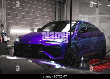 Nahaufnahme des Purple Lamborghini Urus in Indoor Showroom Setting Stockfoto