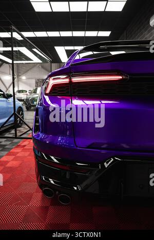 Nahaufnahme von Lila Lamborghini Urus hinten im Indoor Showroom Stockfoto
